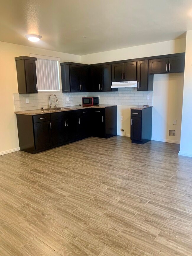 Photo - 924 W 78th St