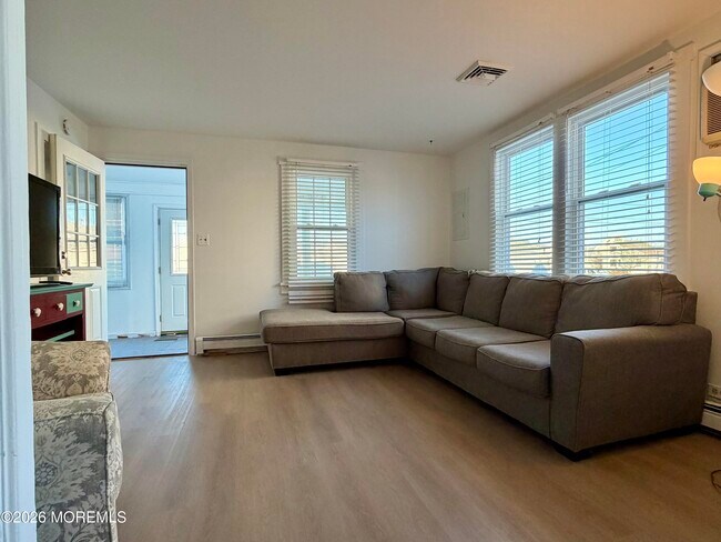 Photo - 546 E Bayview Ave