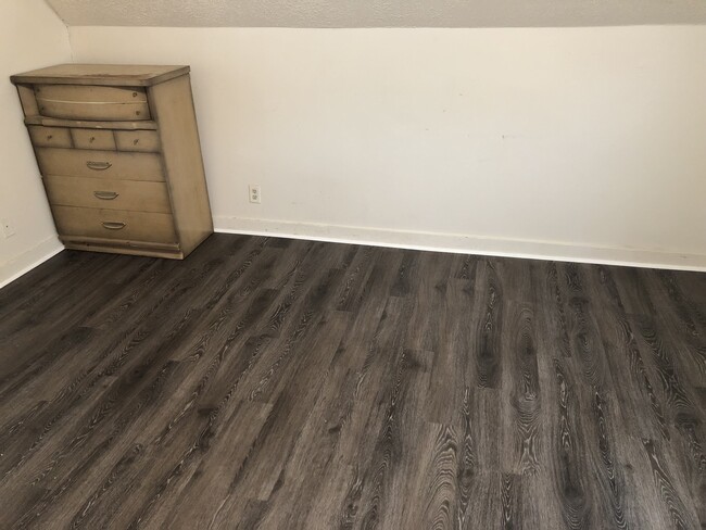 New floors in the bedroom. - 2827 Vine St Casa Adosada