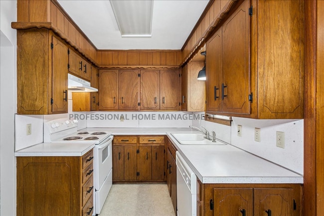 Photo - Charming 3 bedroom 1 bath home with 2 garages!