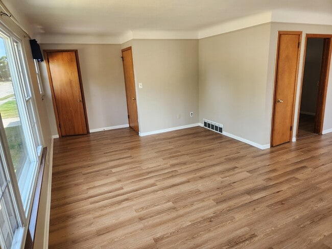 Building Photo - 7717 Kenton Ave Unit Up