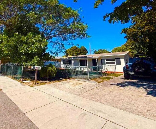 Building Photo - 341 NE 25th Ct