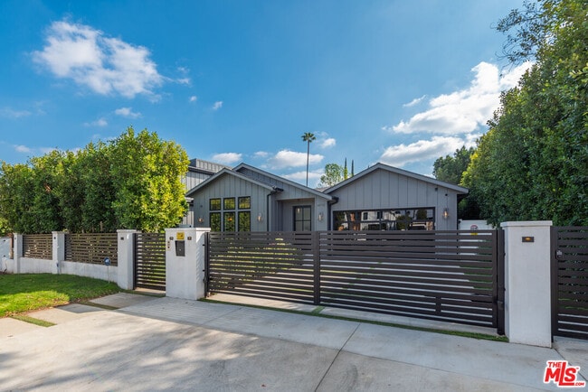 Photo - 16712 Addison St