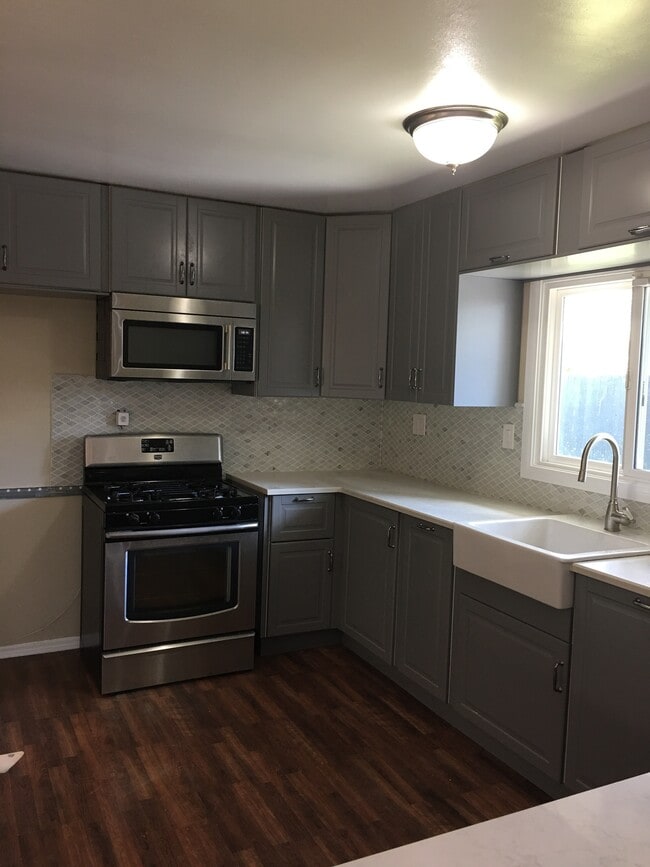 Building Photo - 184 E 19th St Unit BACK