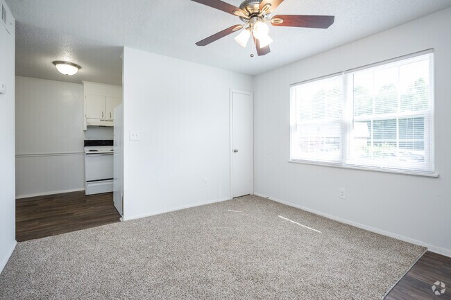 1BR, 1BA - 680SF - Living Room