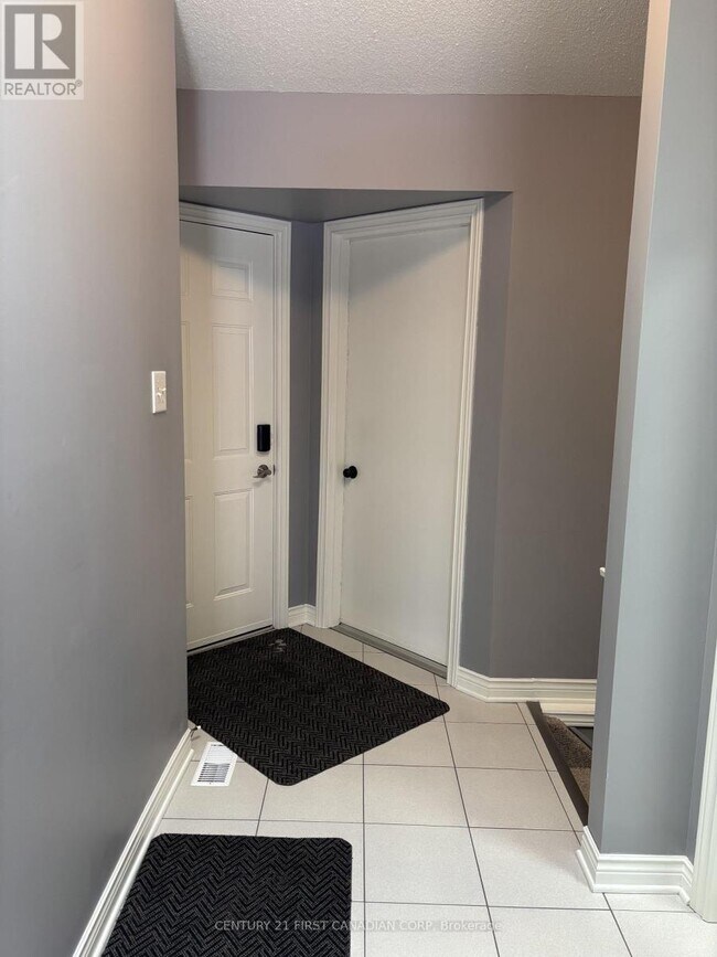 Photo - 90 Ontario St S