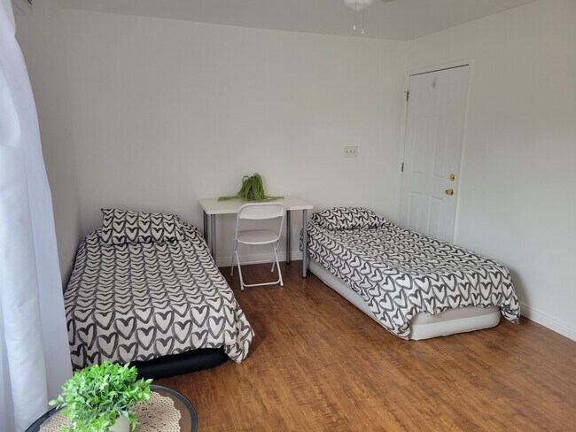 Photo - 1228 W Shorb St