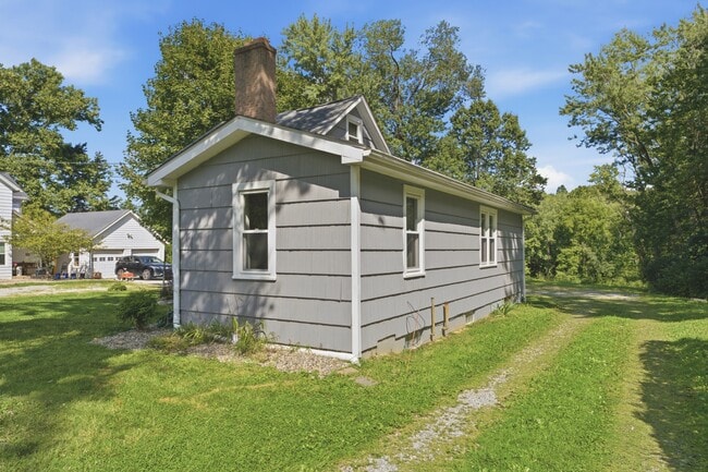 Photo - 2877 Pickle Rd