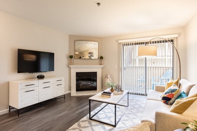 1BR, 1BA - 716 SQFt