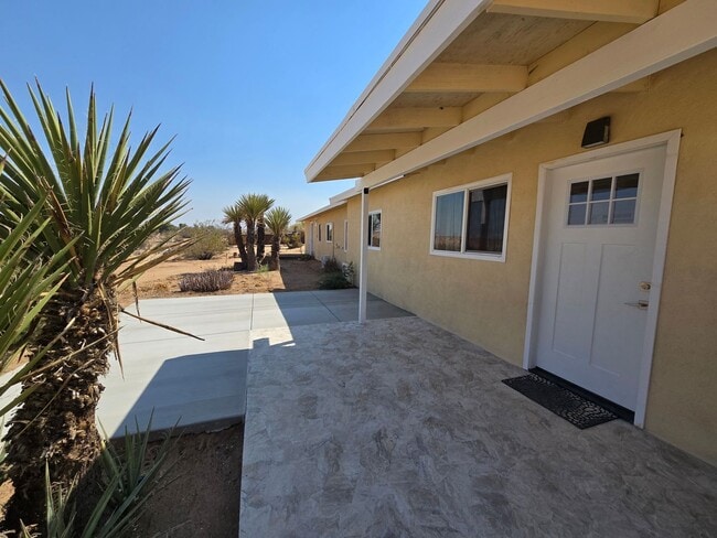 Building Photo - Secluded & Super Clean!