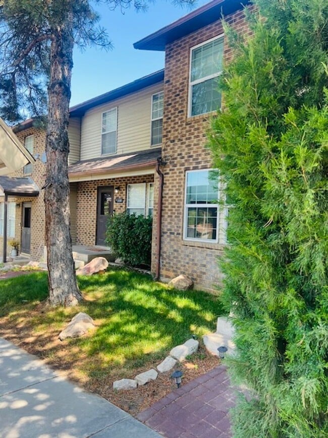 Building Photo - Beautiful townhouse, walk to the Ogden wat...
