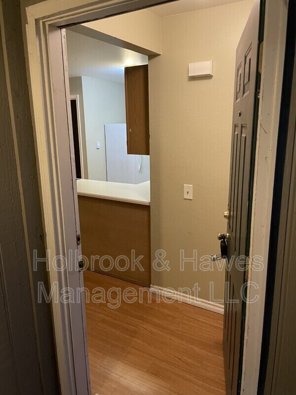 Building Photo - 4531 Boardwalk Dr Unit Y - Y-2