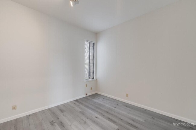 Photo - 33a Isis St Unit A