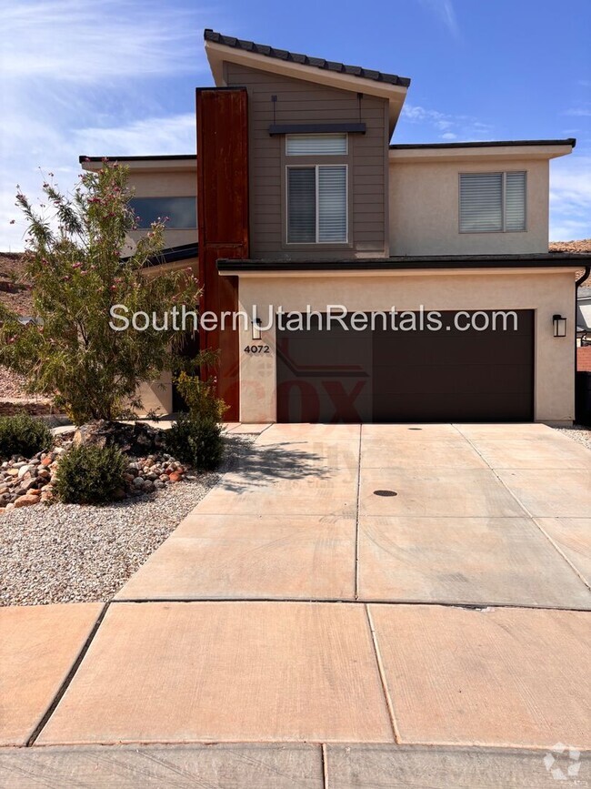 Building Photo - Wonderful 4 bed / 2.5 bath in Desert Canyo... Rental