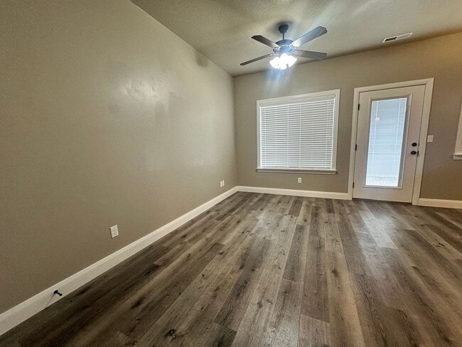 Photo - ** Move-in Discount** 3 Bedroom - 2.5 bathroom - in the heart of Cedar City!