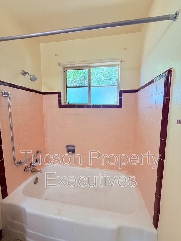 Photo - 2831 E Adams St