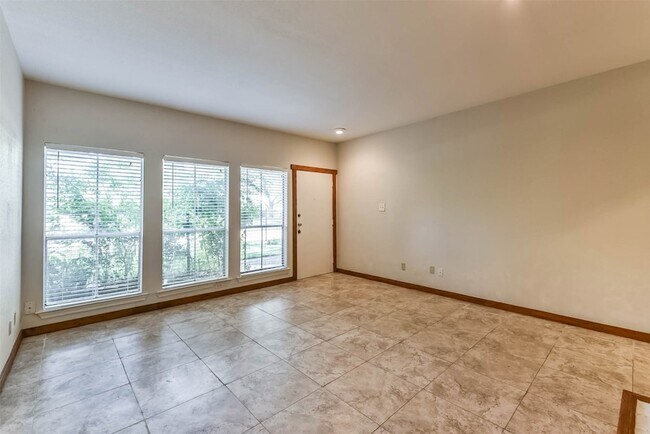 Photo - 2100 Tanglewilde St Unidad 637