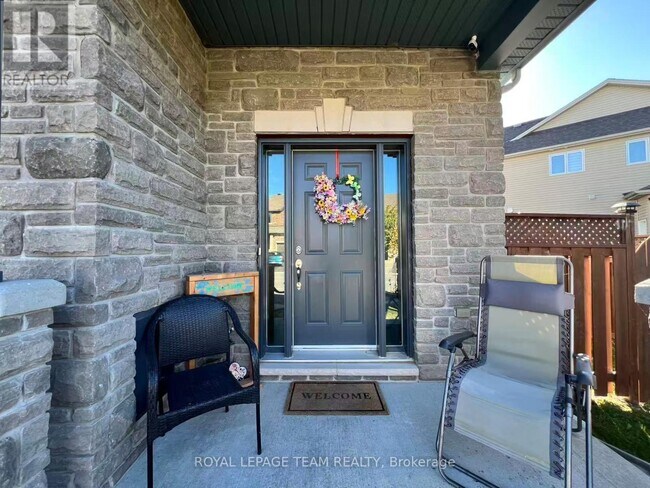 Photo - 1097 Northgraves Crescent