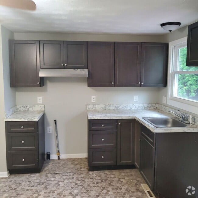 Building Photo - 6 Bdrm House For Rent