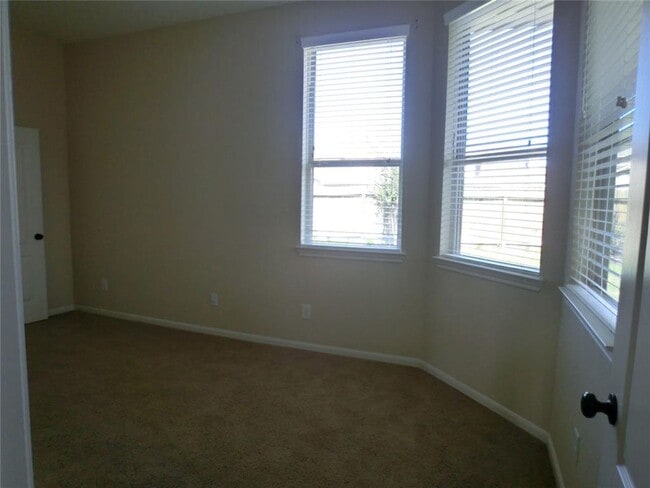 Building Photo - Discover comfort and convenience in this b... Rental