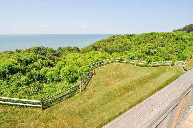 Photo - 806 Bluffs Dr N