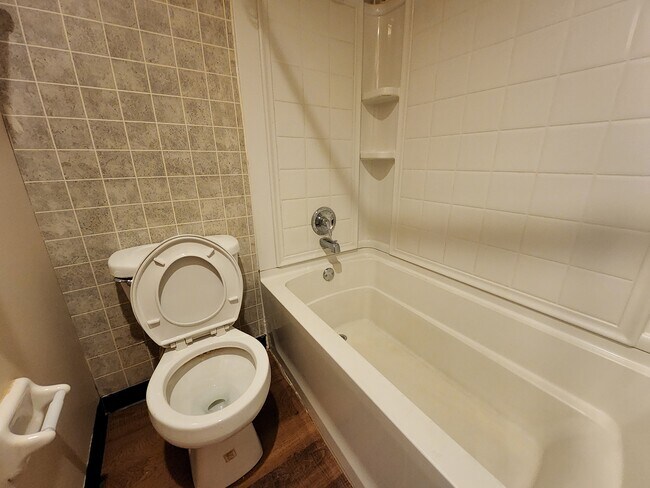 Photo - 210 Heritage Cir