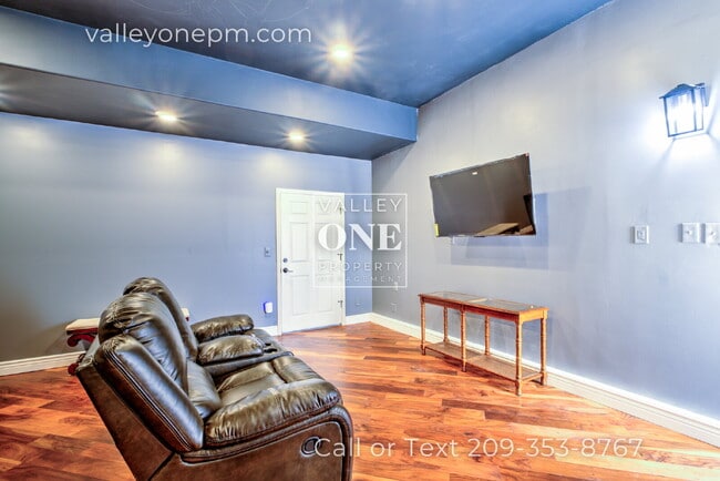 Photo - Luxury Private Furnished 2 Bed 2 Bath Suite With Private Courtyard - Utilities Included!