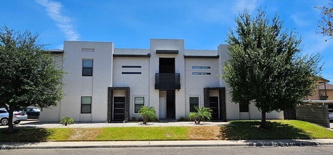 Building Photo - 2701 E Lyon St Unit 3 Rental