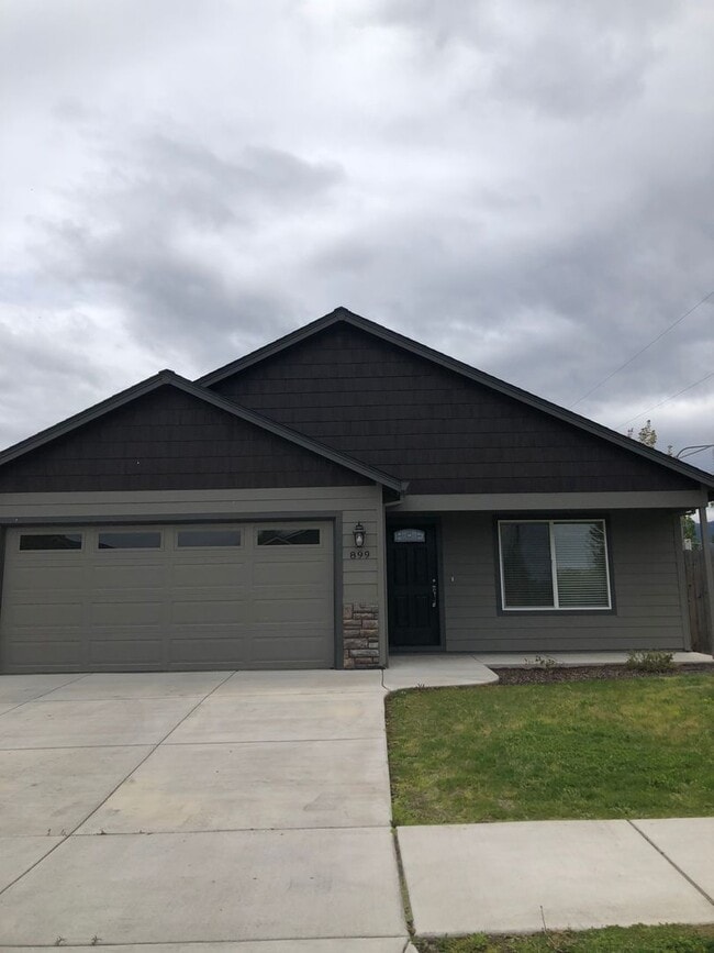 Building Photo - 3 Bedroom 2 Bath Home