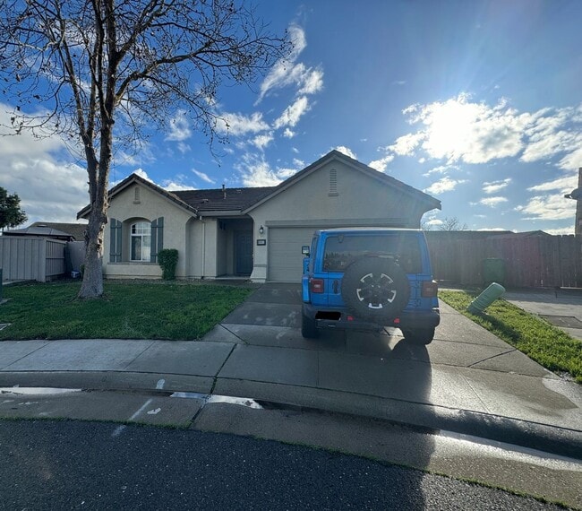 Building Photo - Located in a great neighborhood, Spacious 3-bedroom, 2-bath home with 2-car garage