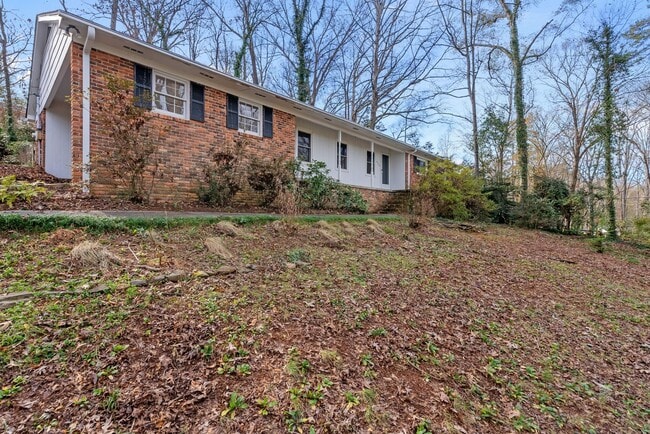 Building Photo - Charming 3-bedroom, 2-bath traditional home situated less than two miles from Clemson University!