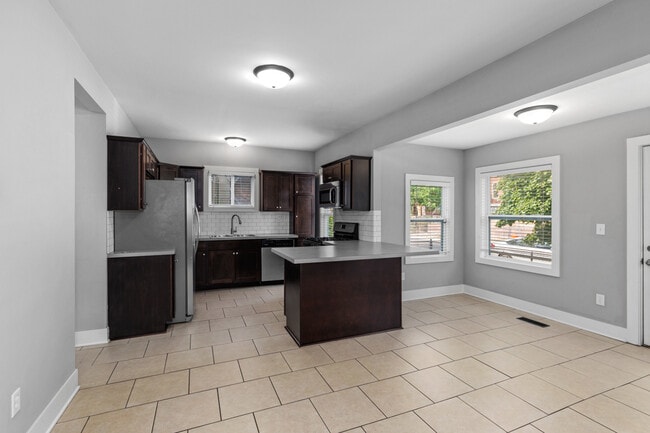 Photo - 624 California St NW