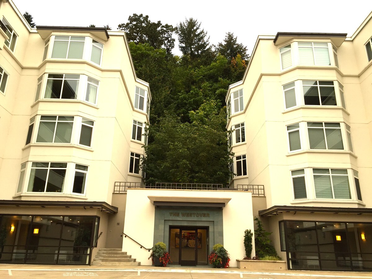 The Westover Exterior - 2445 NW Westover Rd Rental