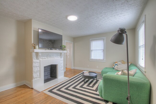 Photo - 1609A Cahal Ave