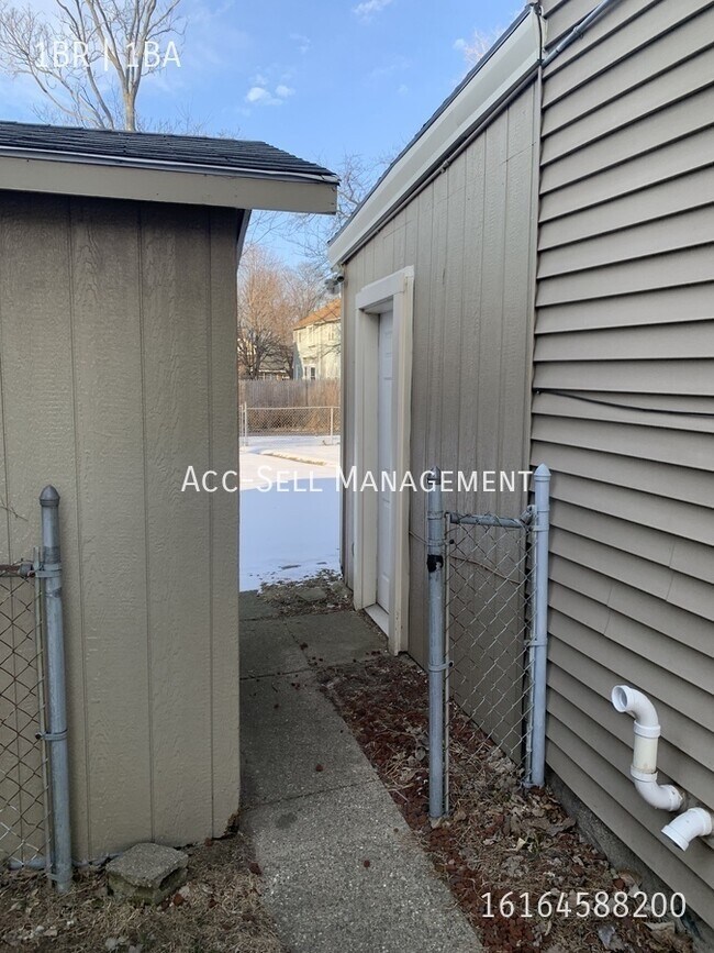 Photo - 825 Evergreen St SE Unidad West side