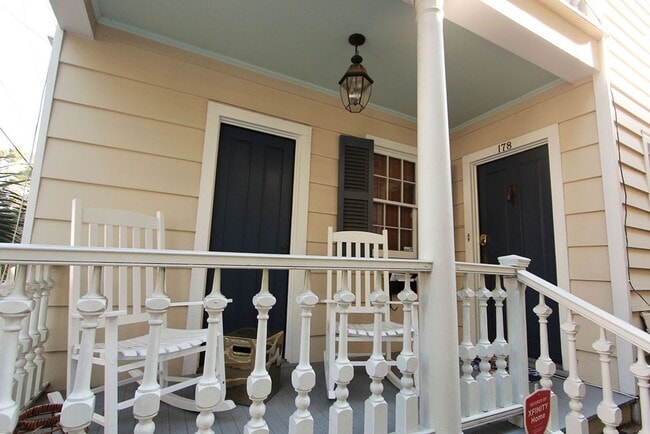 Building Photo - Available 10/1. Beautiful 3 BR/2BA availab... Rental