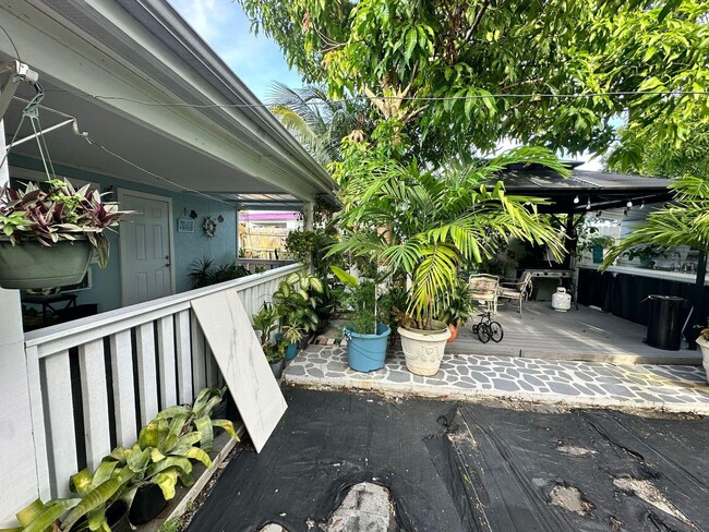 Building Photo - 104 NE 16th Ave