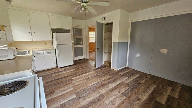 Photo - 3 bed 1 bath 1 car garage!