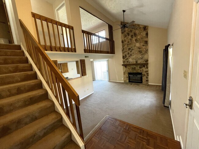 Fireplace & Loft - 1386 Sanzon Dr Unidad Sycamore Creek Condos