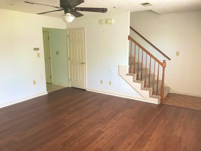 Photo - 400 Wabarto Way