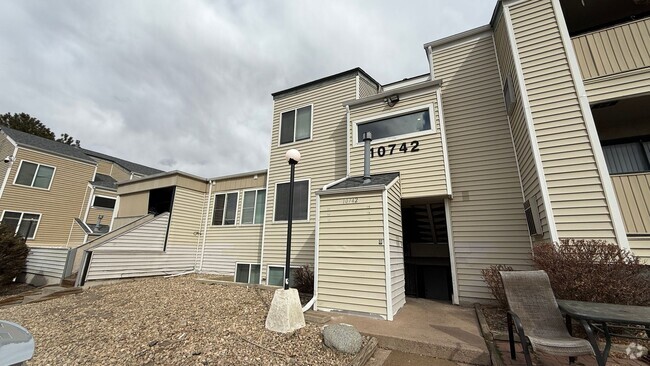 Building Photo - 2 Bedroom 1 Bathroom Apartment in Aurora Unit 226