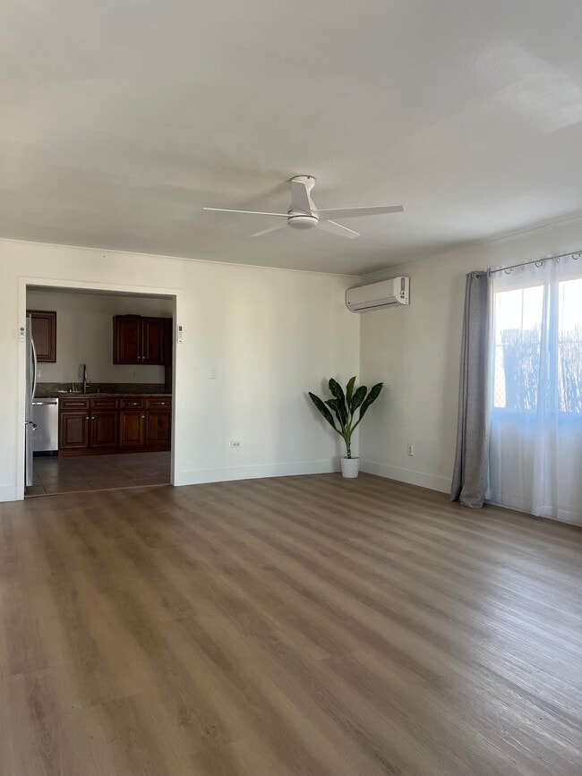 Living Room - 517 N Holmes Ave