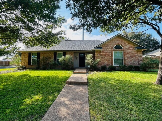 Building Photo - Spacious and Updated Hewitt Home