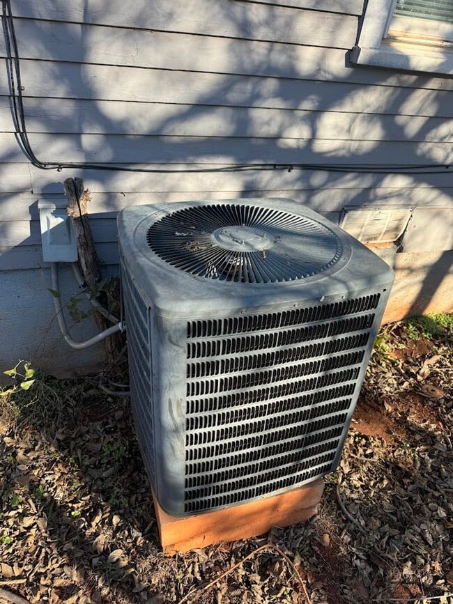 Photo - NEWLY REMOLDED 2 BED HOME LOCATED OFF OF GRAND Ready for move in!!!