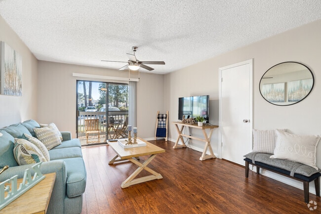 2BR, 1BA - 1,014SF - Living Room - Hunters Pointe