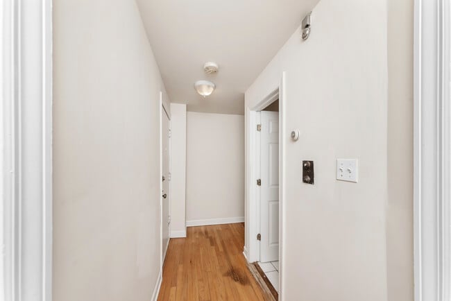 Building Photo - 540 W Aldine Ave
