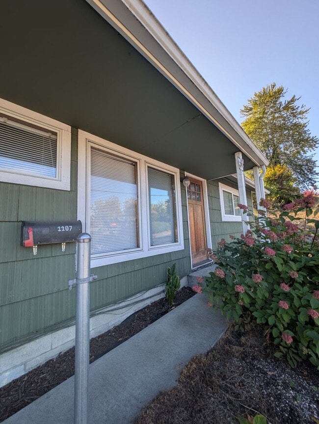 Photo - Well Maintained Duplex Unit in Bremerton, Available Now!
