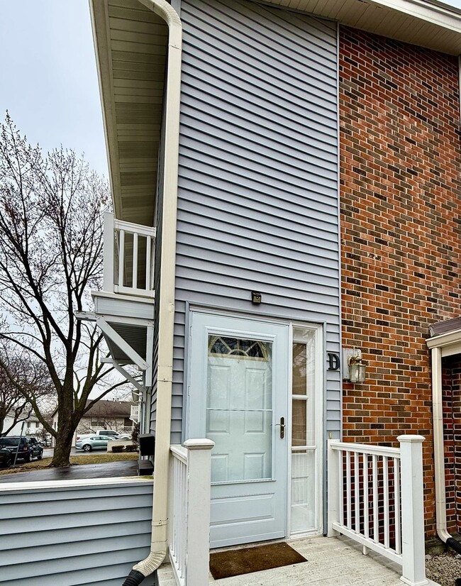 Building Photo - 330 Hampton Ct Unit D