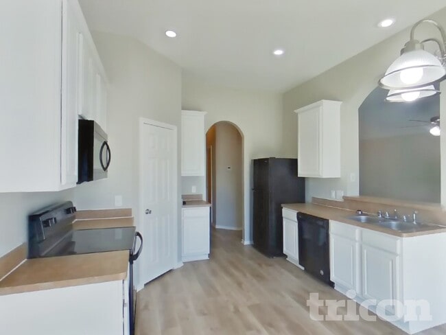 Photo - 113 Galloping Trail