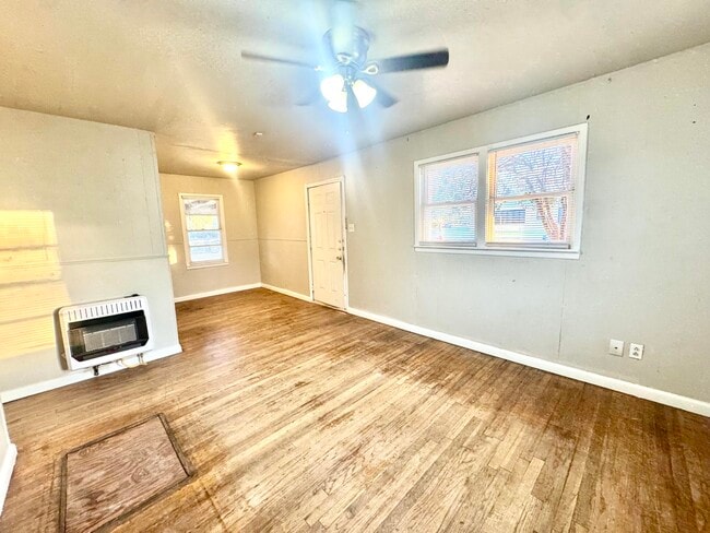 Photo - 3213 Erskine St